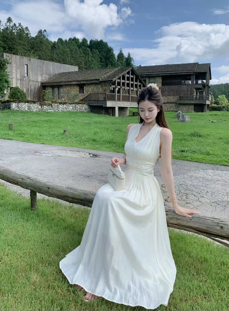 法式气质修身显瘦挂脖连衣裙女2025年夏季新款收腰度假风无袖长裙
