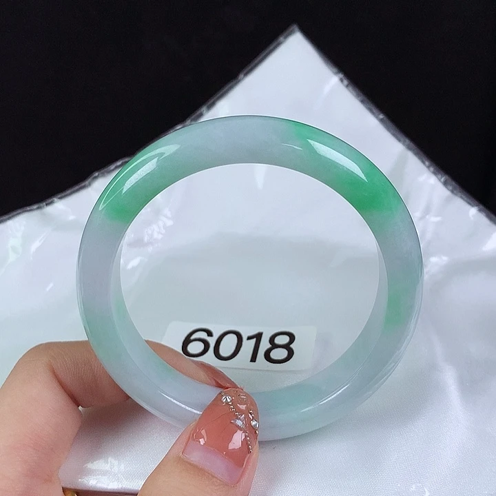 翡翠手镯未镶嵌55圈