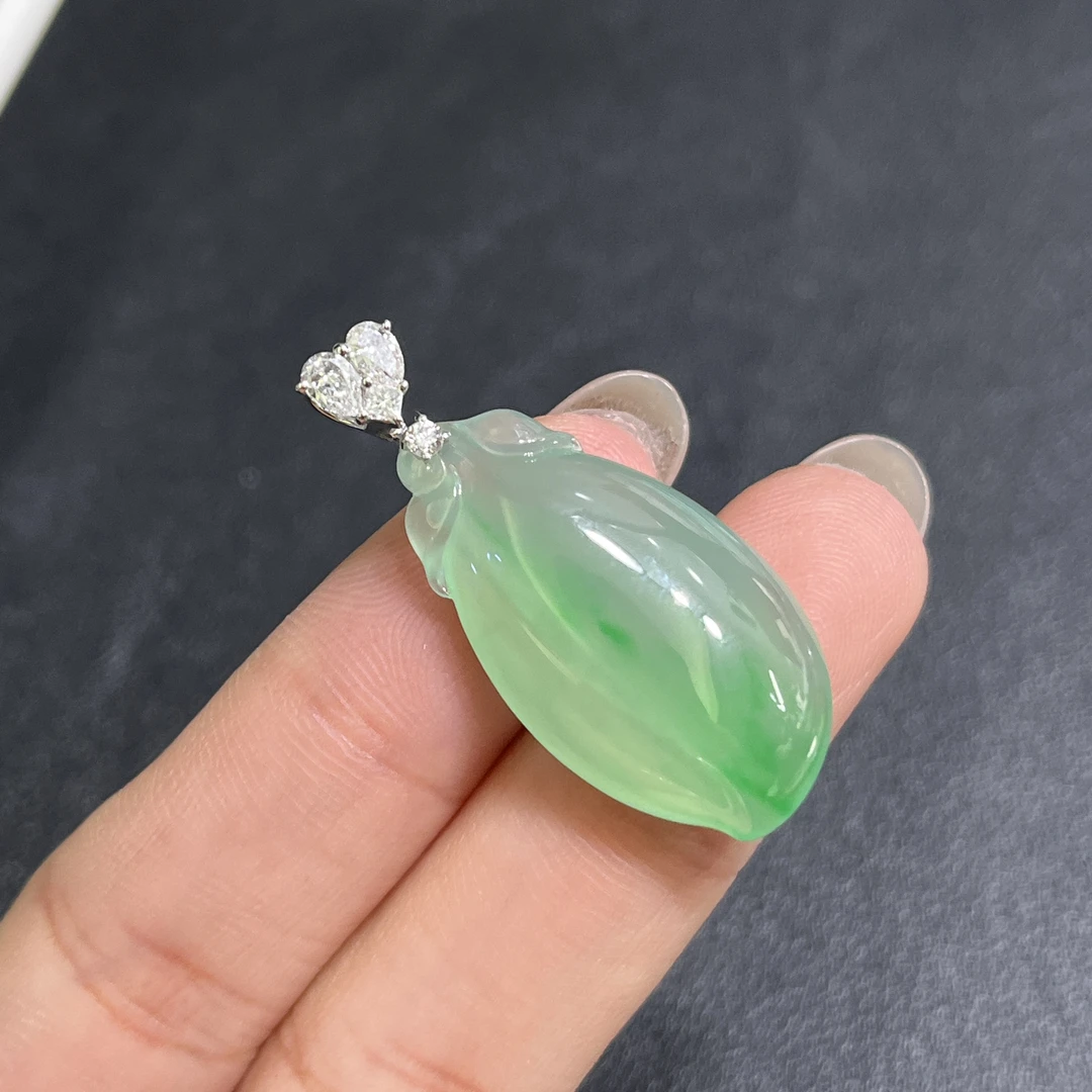 天然缅甸a货翡翠18k立体绿寿桃吊坠29.3*16*7.8