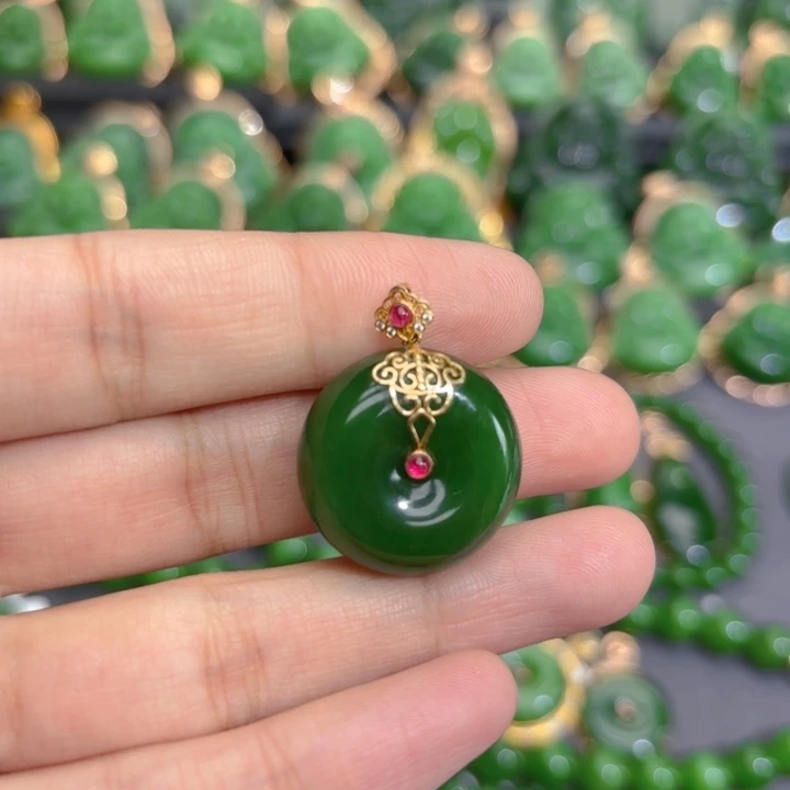 颈饰18K金镶嵌和田玉（碧玉）