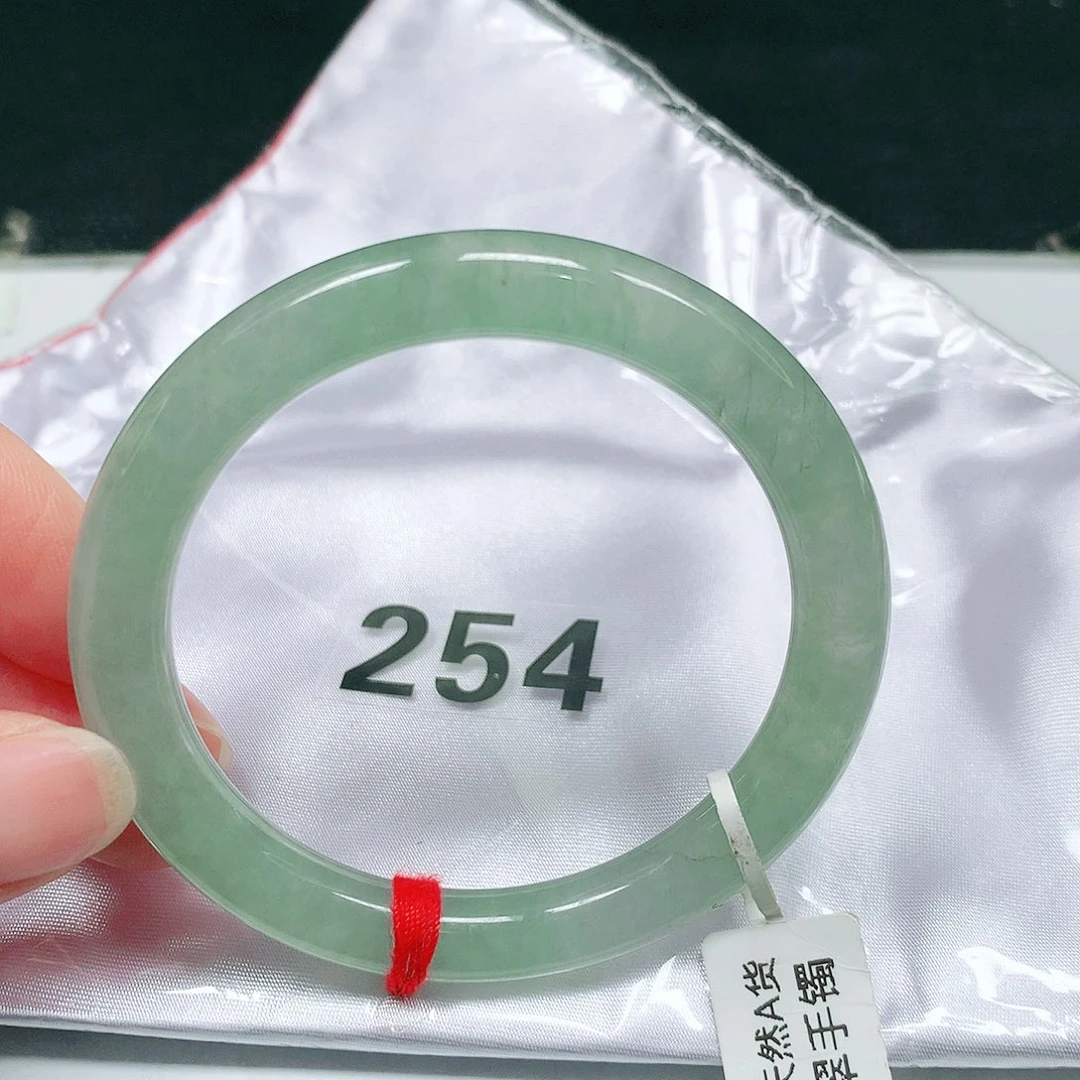 翡翠未镶嵌手镯（圆镯）44 号翡翠手镯