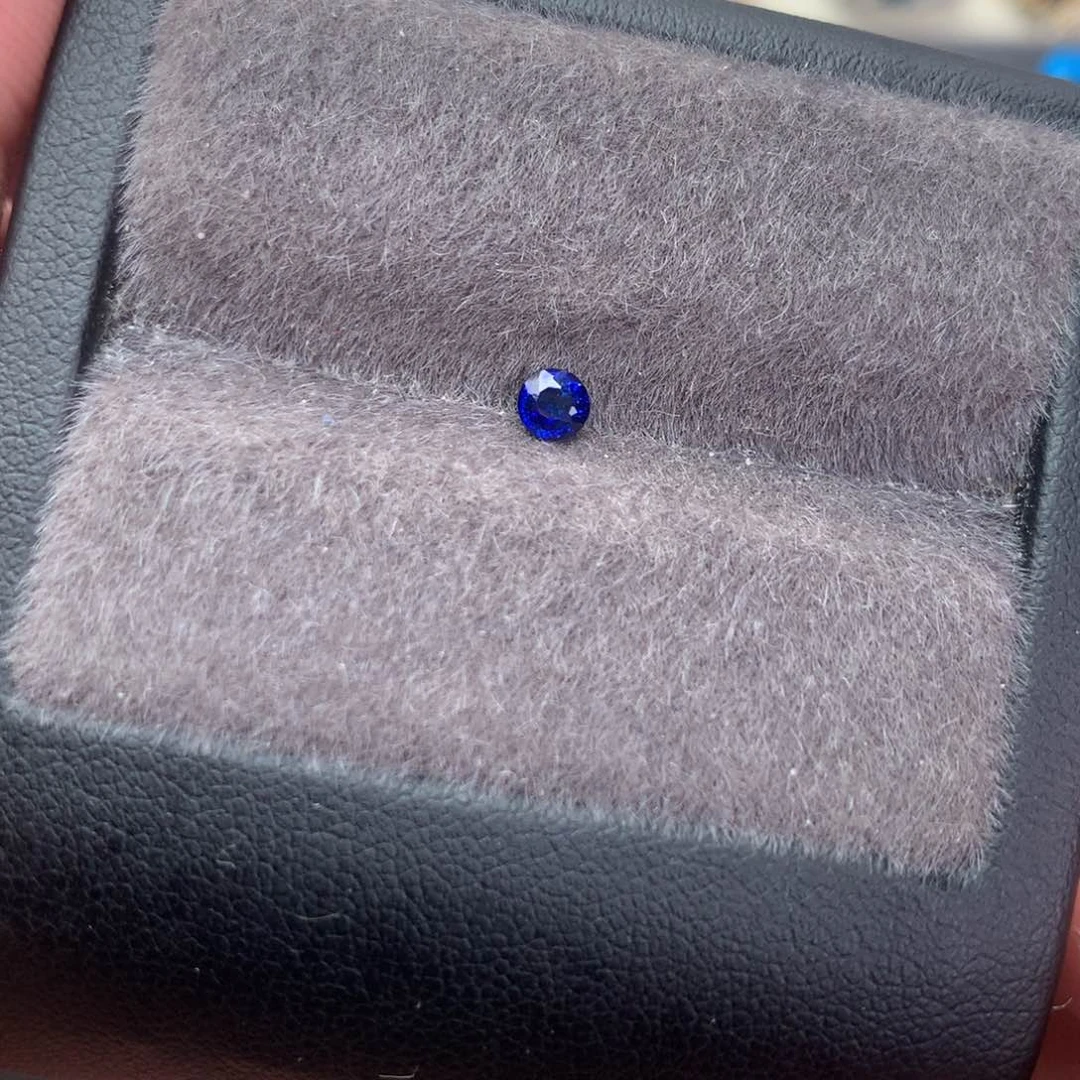 蓝宝石裸石未镶嵌