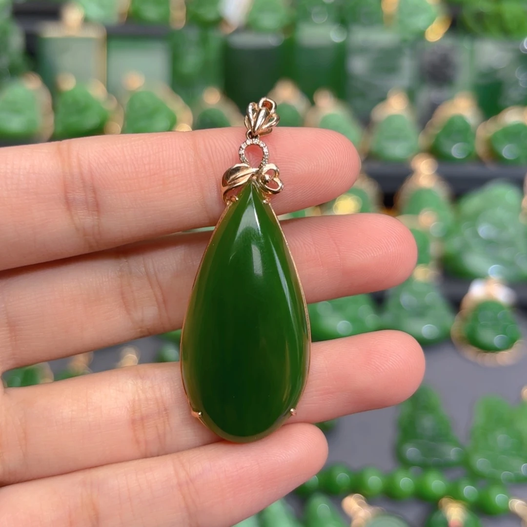 颈饰18K金镶嵌和田玉（碧玉）