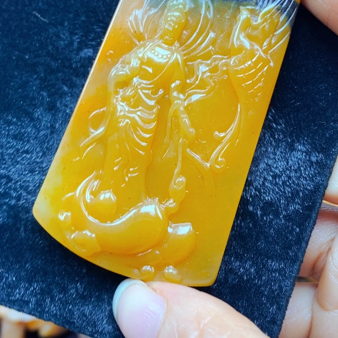未镶嵌石英质玉（黄龙玉）颈饰