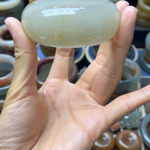 焱***石英岩玉未镶嵌手镯