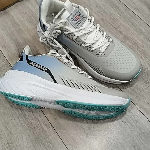 运动鞋39码一双超轻，防滑，耐磨。