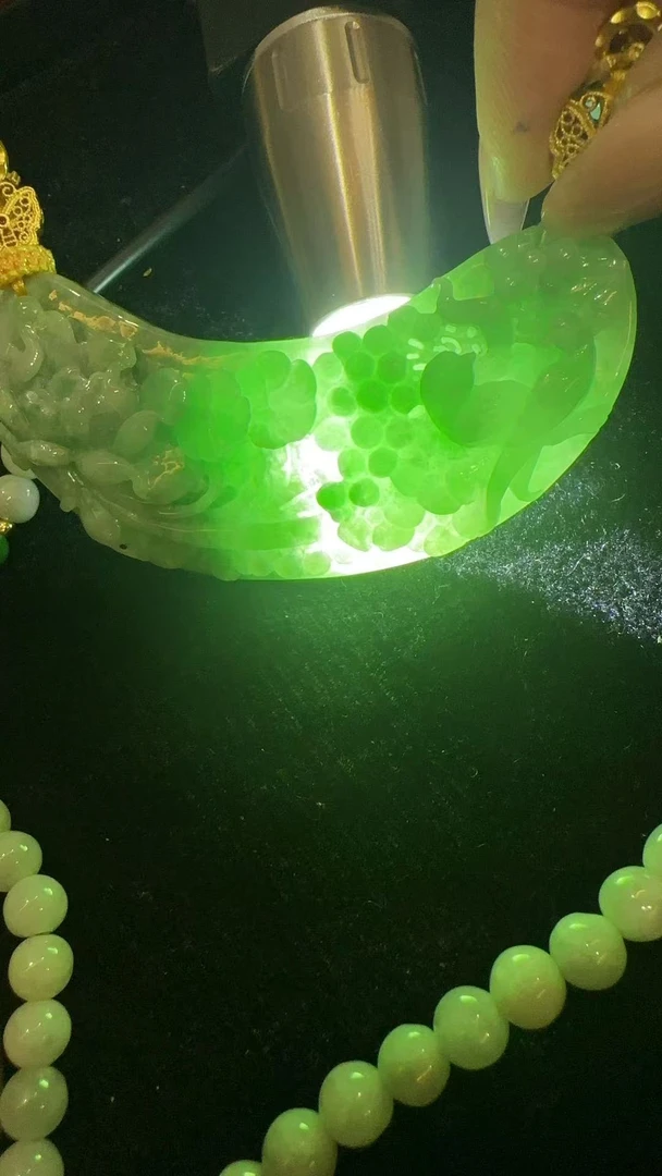 天然缅甸翡翠吊坠1128