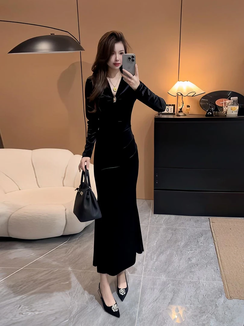 法式黑色收腰丝绒V领长袖连衣裙女2025秋季新款修身显瘦包臀裙子