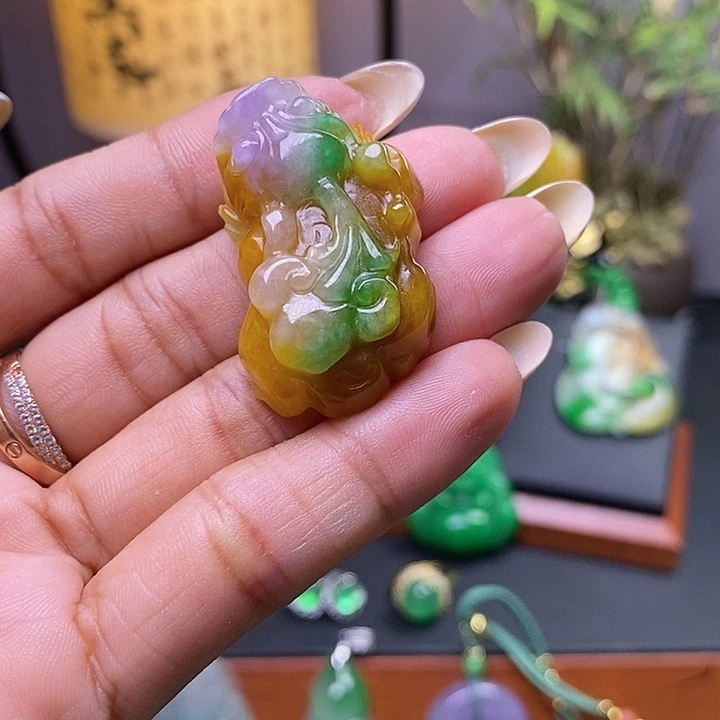 翡翠未镶嵌吊坠(赠链)