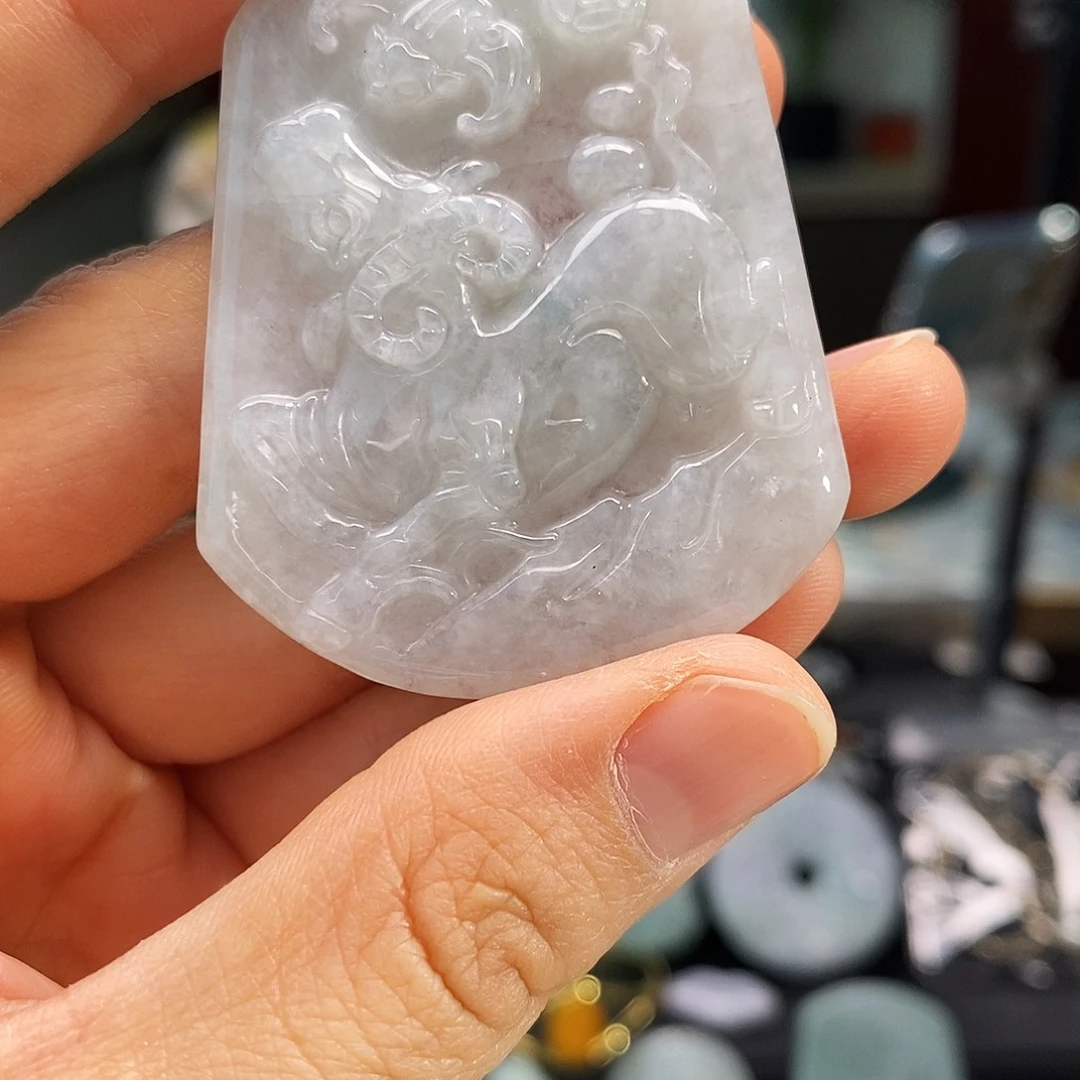 翡翠未镶嵌颈饰牛