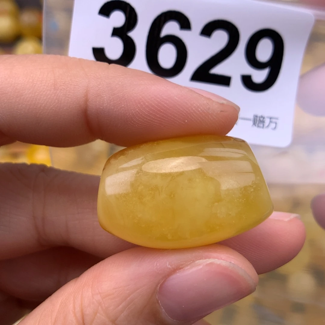 未镶嵌蜜蜡珠宝奇石长28.4。高19，厚18.2
