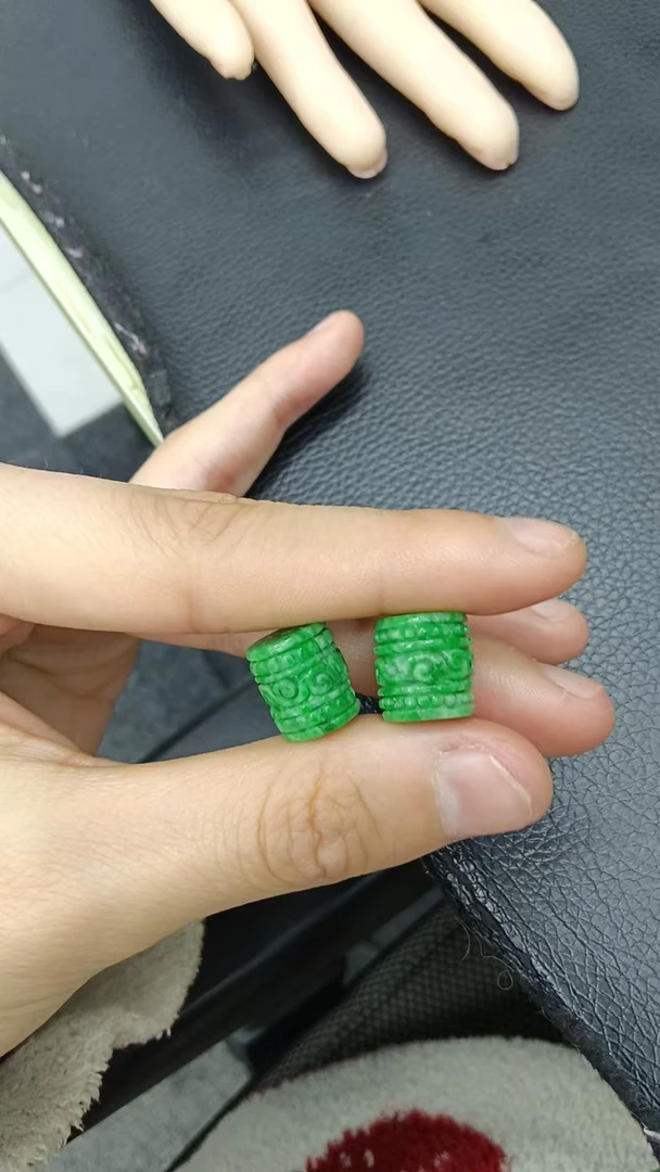 天然翡翠桶珠雕刻吊坠