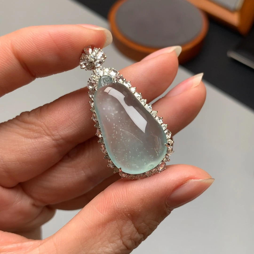 翡翠颈饰18K金镶嵌天然缅甸翡翠吊坠