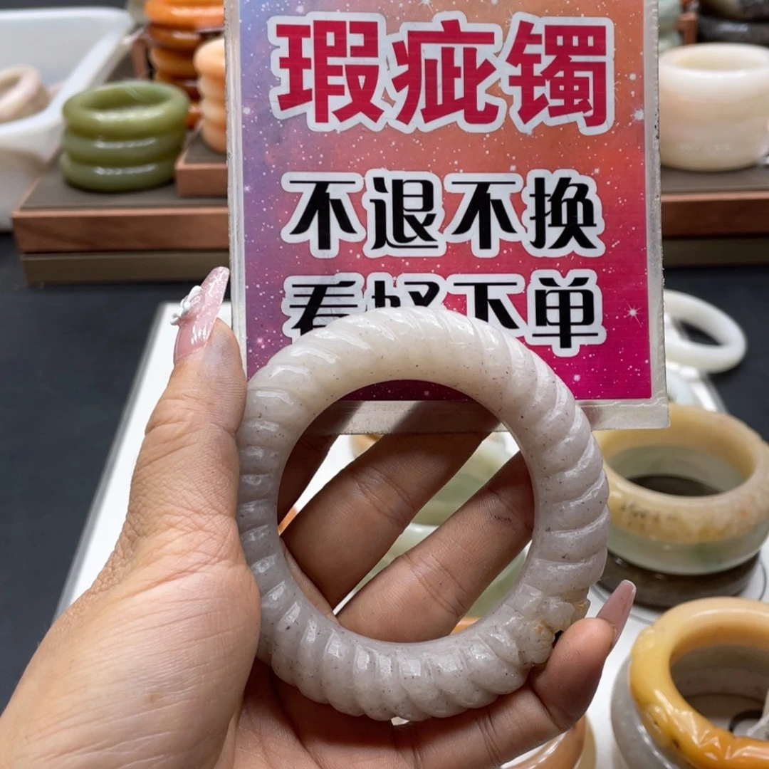 用***8未镶嵌手镯石英质玉