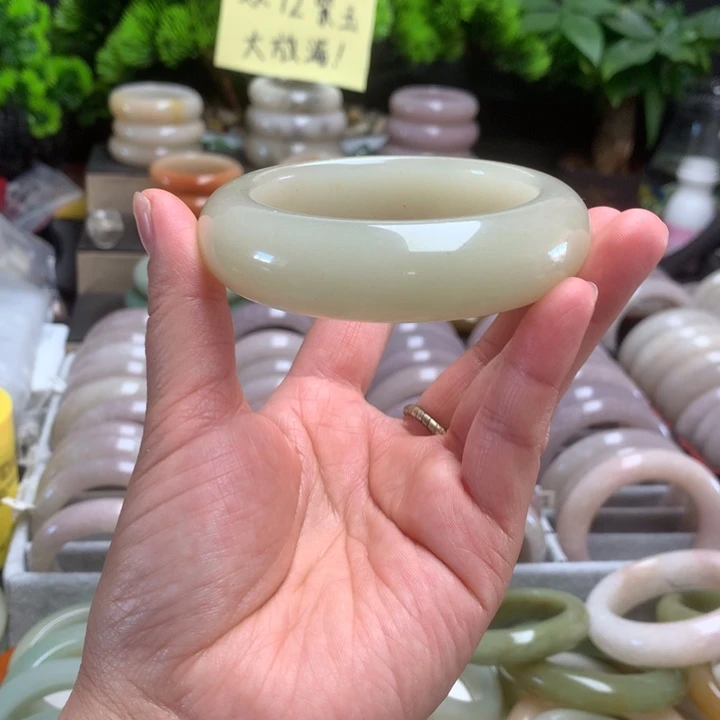石英质玉未镶嵌手镯
