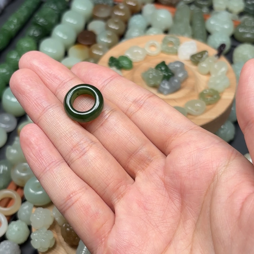 小***茜和田玉未镶嵌颈饰