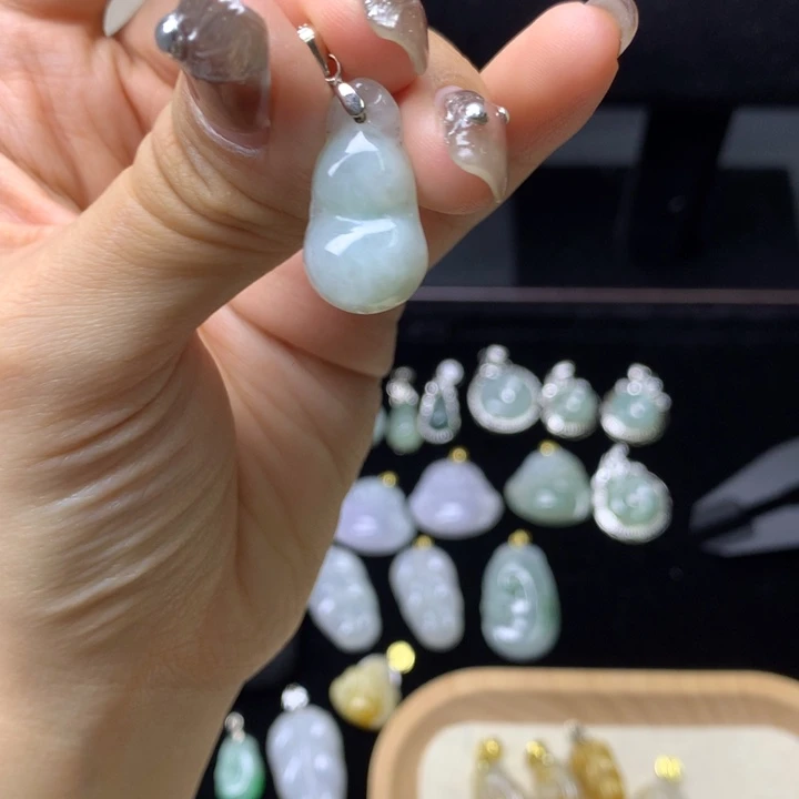 颈饰银S925镶嵌翡翠葫芦