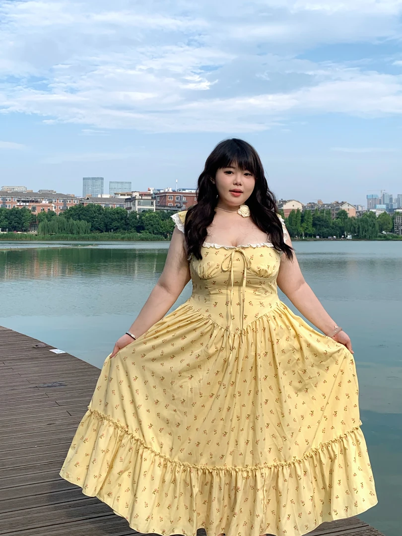 别叫醒我微胖法式甜美碎花吊带连衣裙女夏季新款收腰显瘦长裙