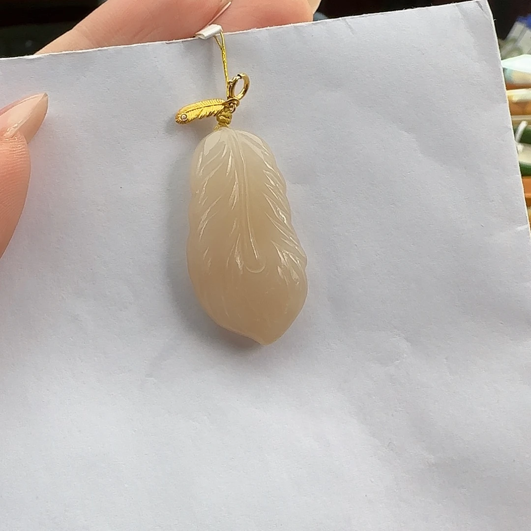 和田玉18K金镶嵌颈饰红藕粉羽毛 无包容