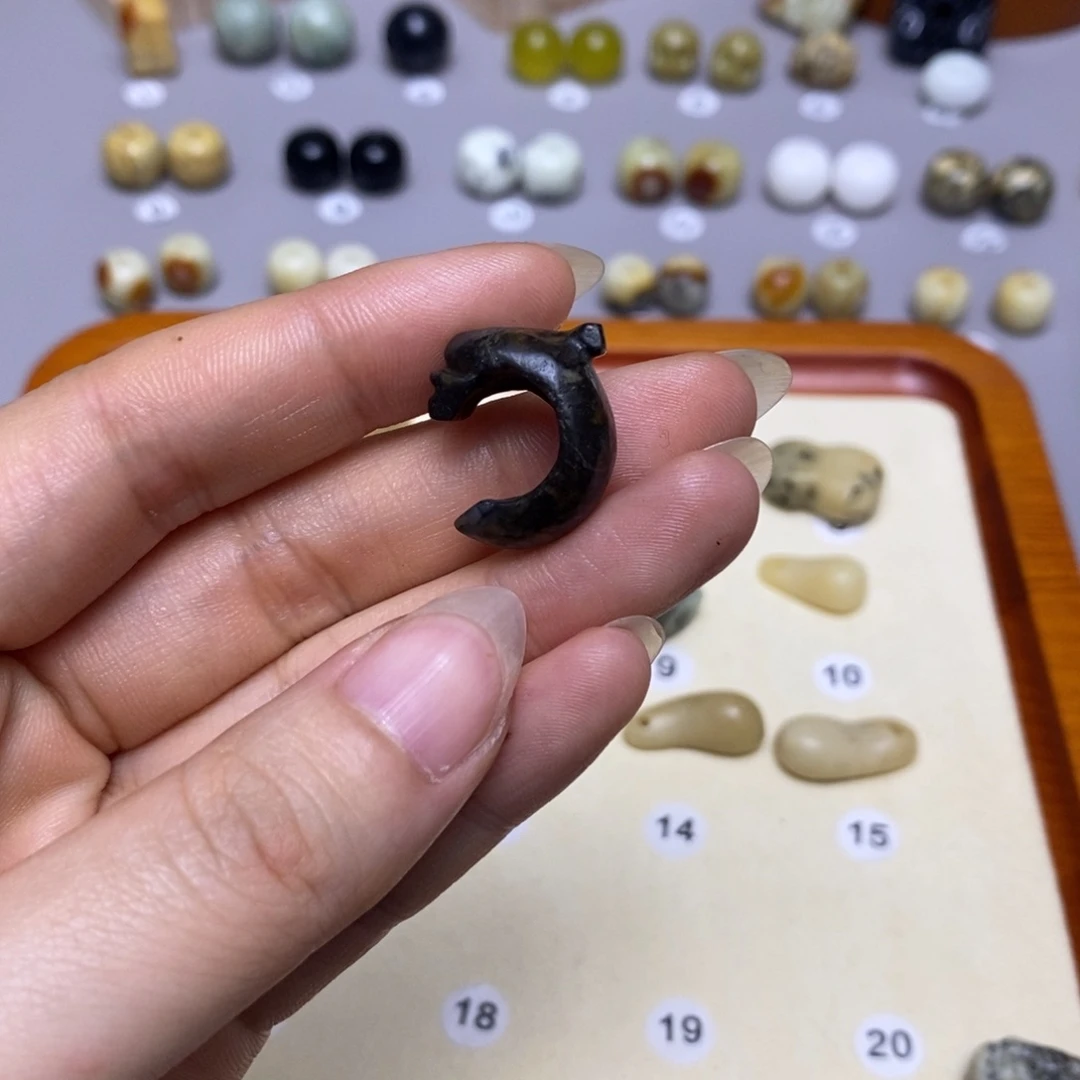 蛇纹石玉配饰合金奉**哥