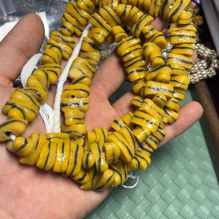 颈饰玻璃2092。半条