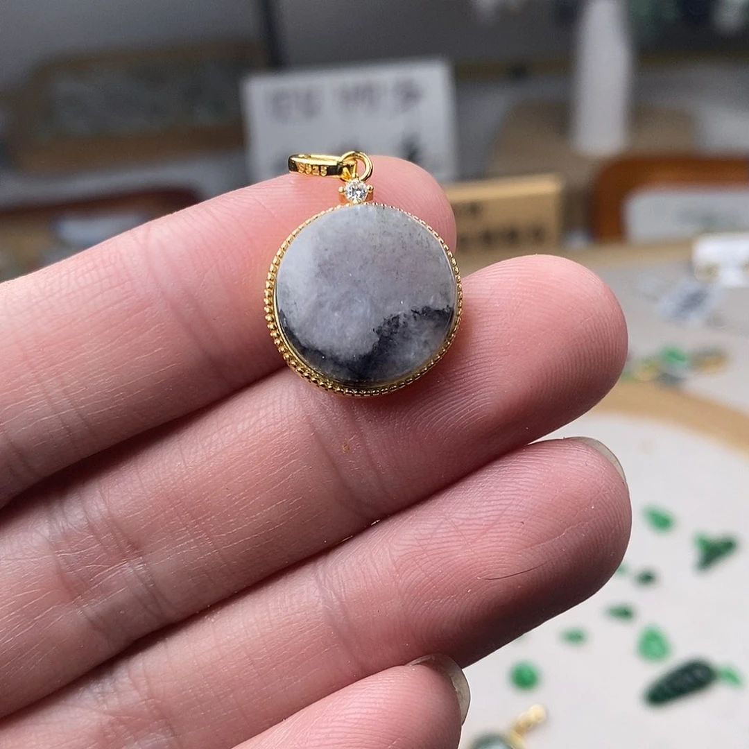 翡翠颈饰未镶嵌无事牌