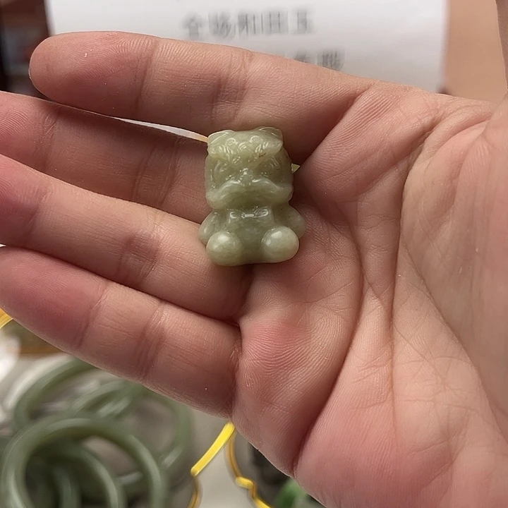 颈饰未镶嵌和田玉吞金兽吊坠
