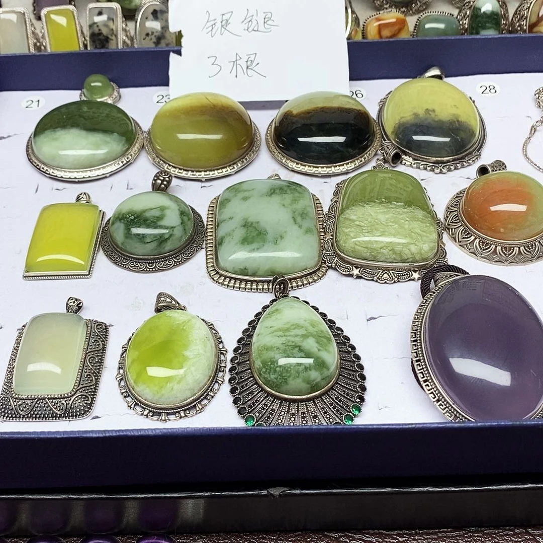 肉***团银S925镶嵌蛇纹石玉吊坠