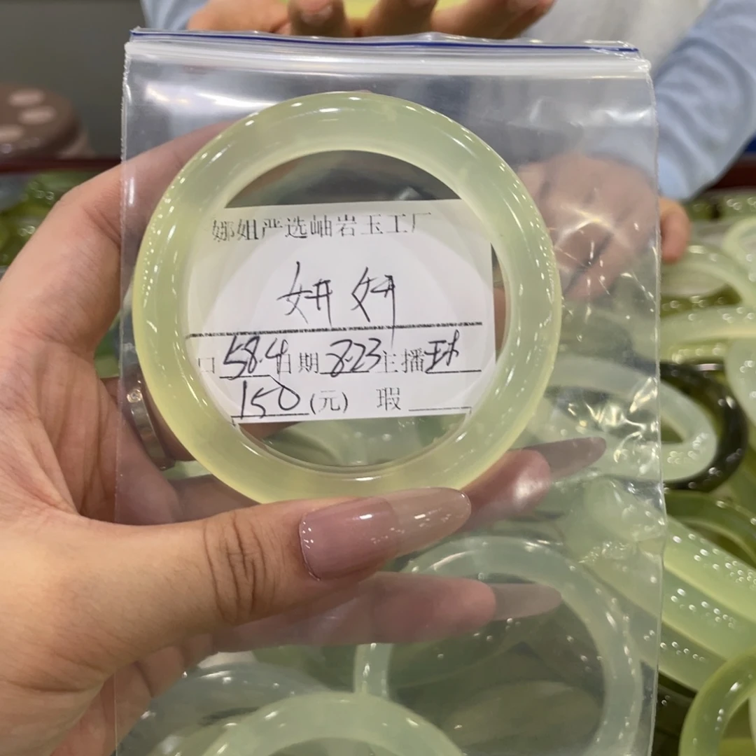 合金蛇纹石玉手镯妍****?