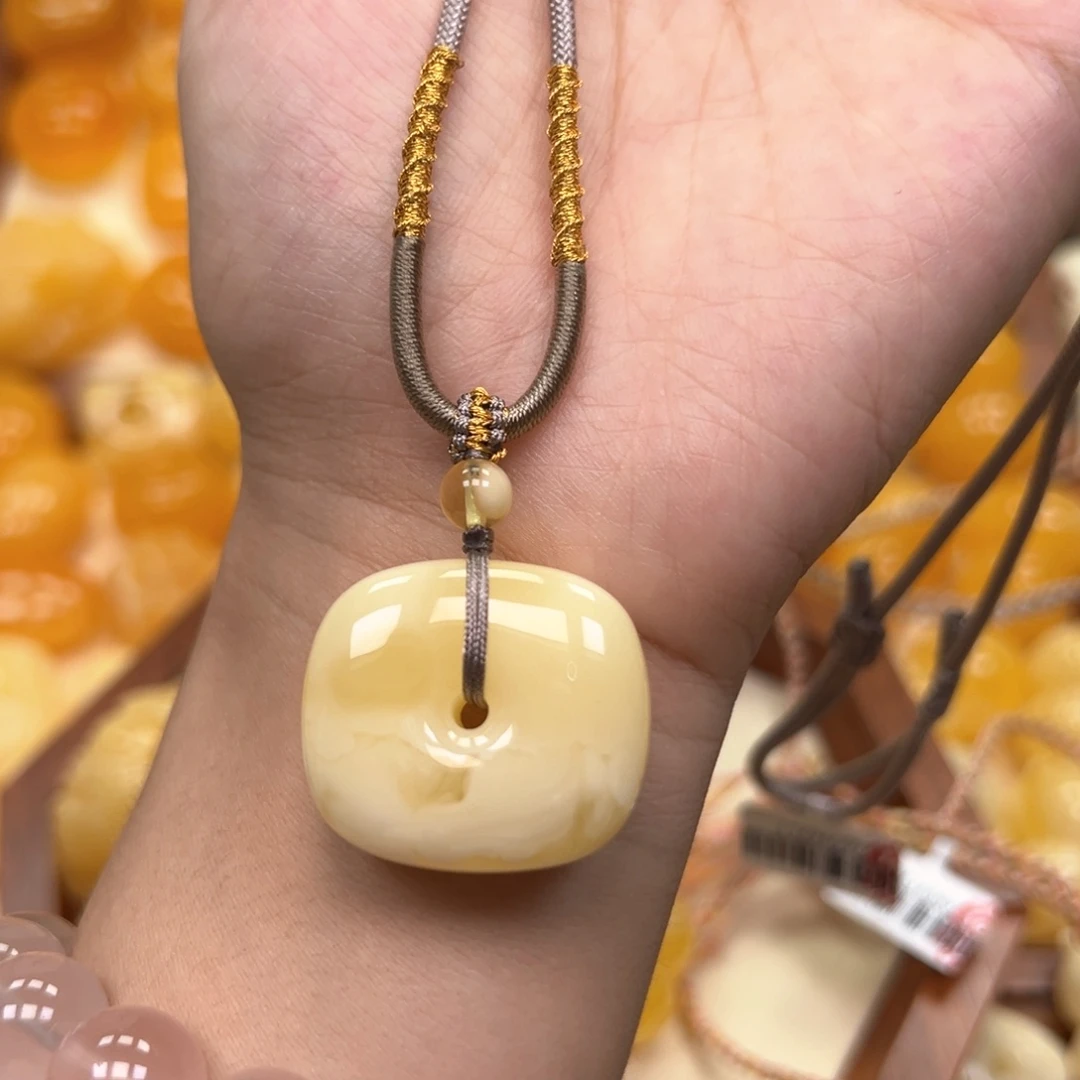 琥珀未镶嵌颈饰蜜蜡