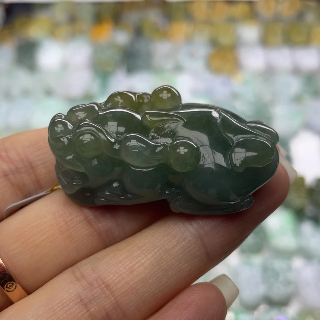 翡翠未镶嵌颈饰貔貅