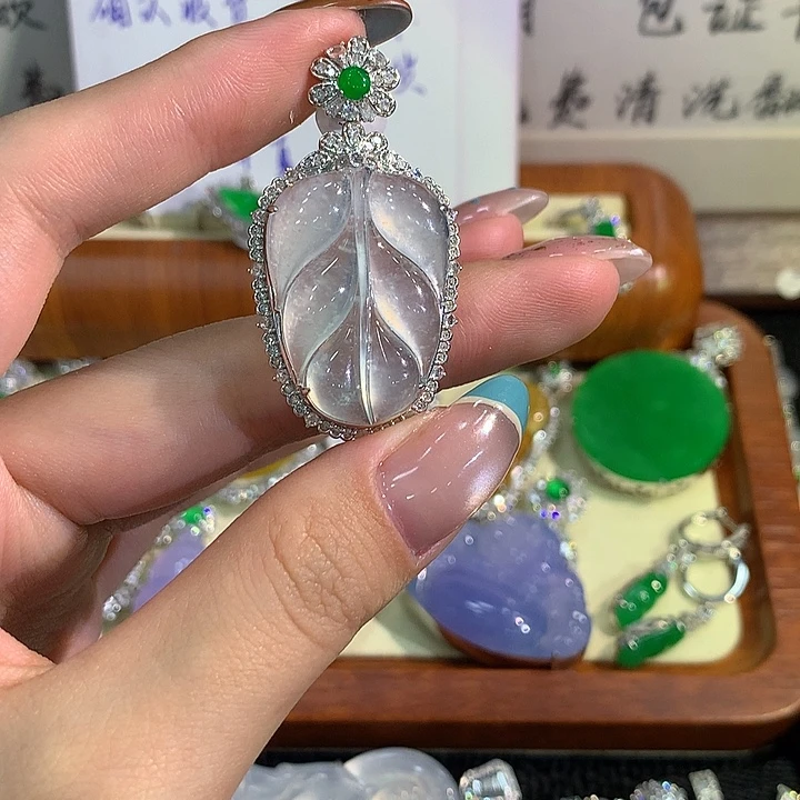 颈饰18K金镶嵌翡翠