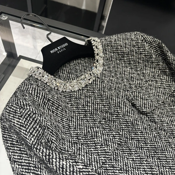 25年春装新款女装 经典法式手工钻石领斜纹双口袋小外套-W065