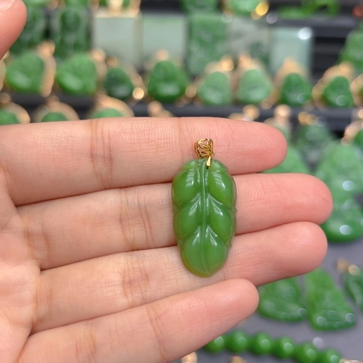 颈饰18K金镶嵌和田玉（碧玉）