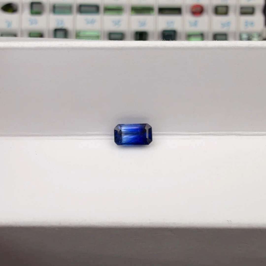 A***鸡蓝宝石裸石天然0.81克拉