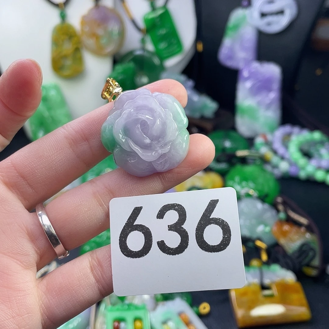 翡翠未镶嵌吊坠(赠链)