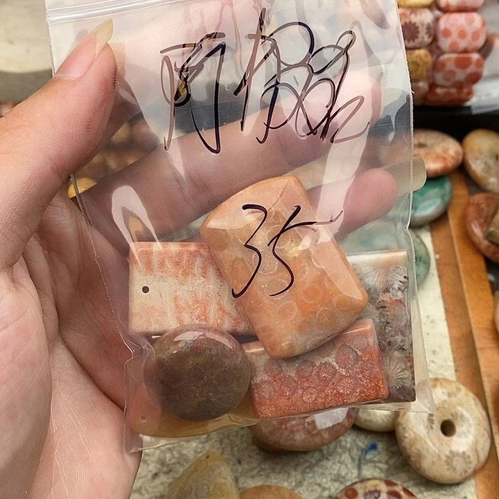 阿***名硅化玉颈饰未镶嵌