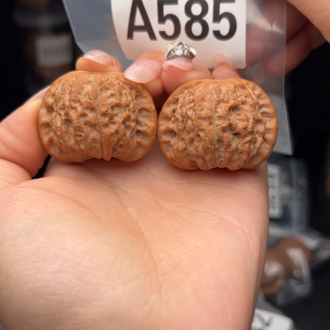 文玩核桃吊坠血麒麟41