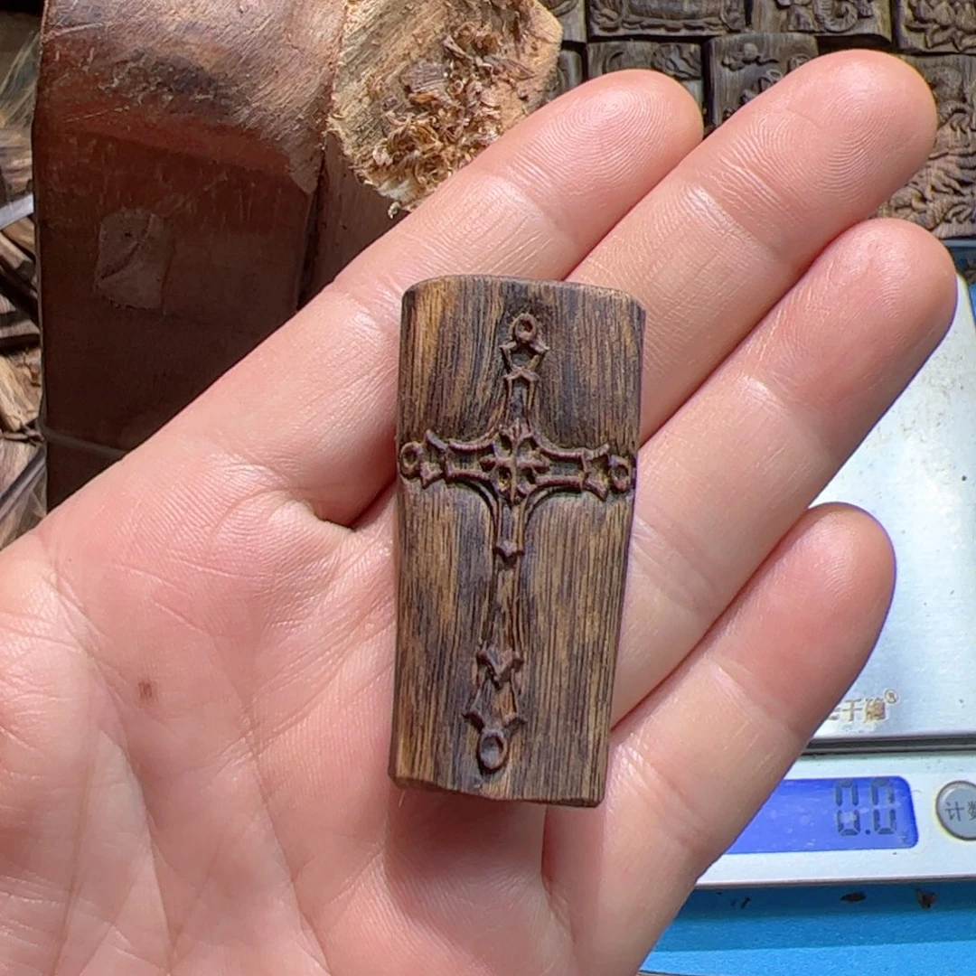 沉香吊坠绿棋十字架5.8克