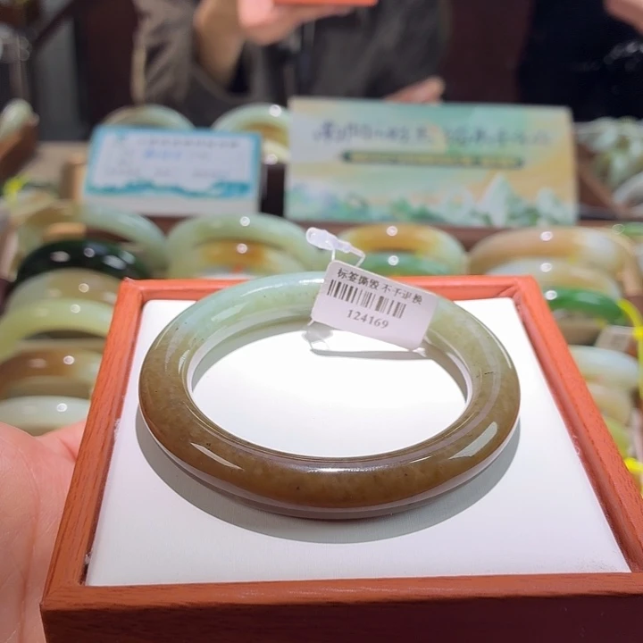 和田玉未镶嵌手镯13。  55