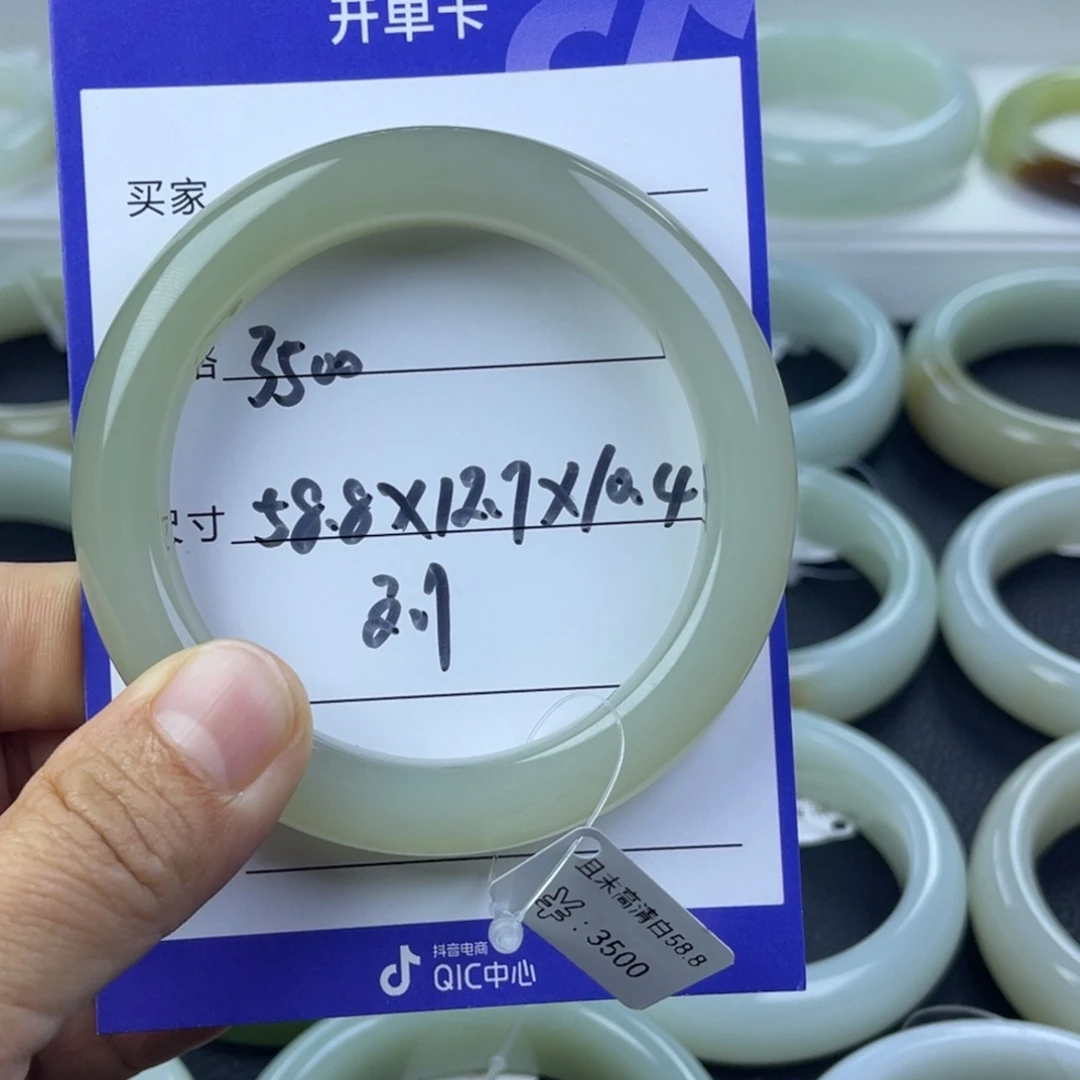 玉***珑和田玉未镶嵌手镯