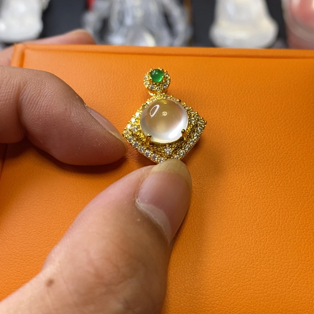 石英质玉合金吊坠