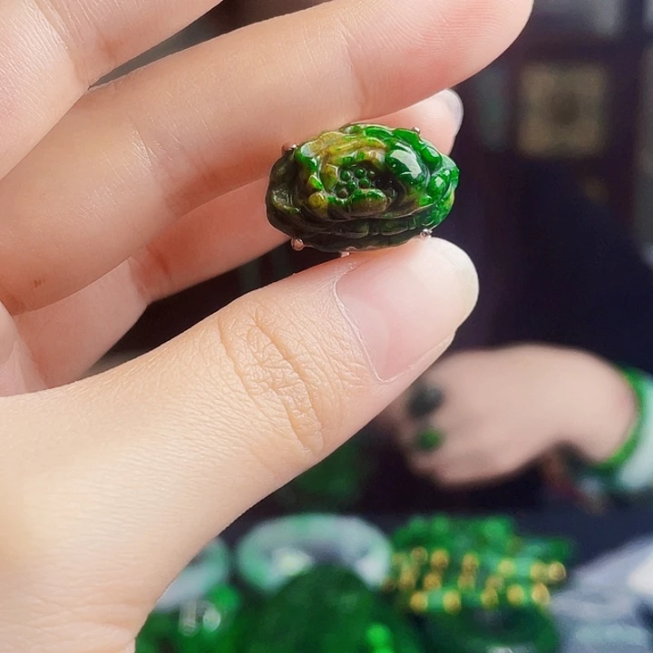 翡翠未镶嵌颈饰多样性