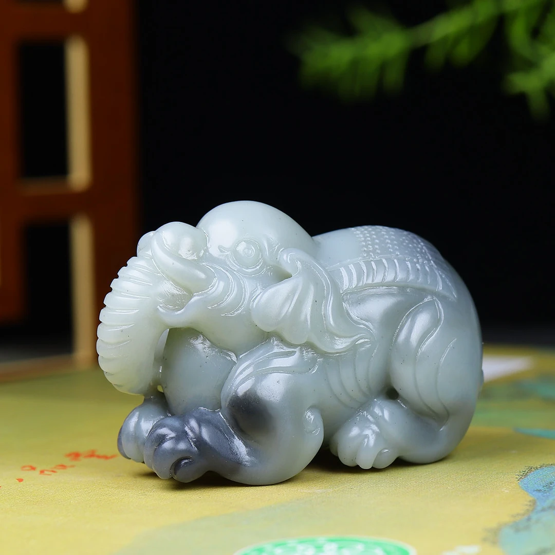 1215180和田玉翠青大象手把件