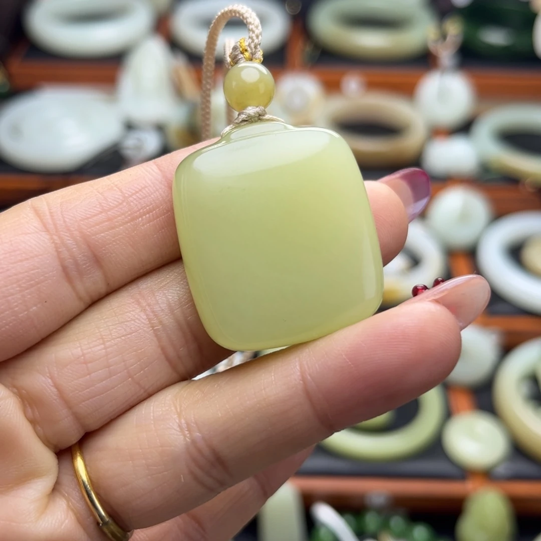 和田玉（黄玉）未镶嵌颈饰鸡油黄