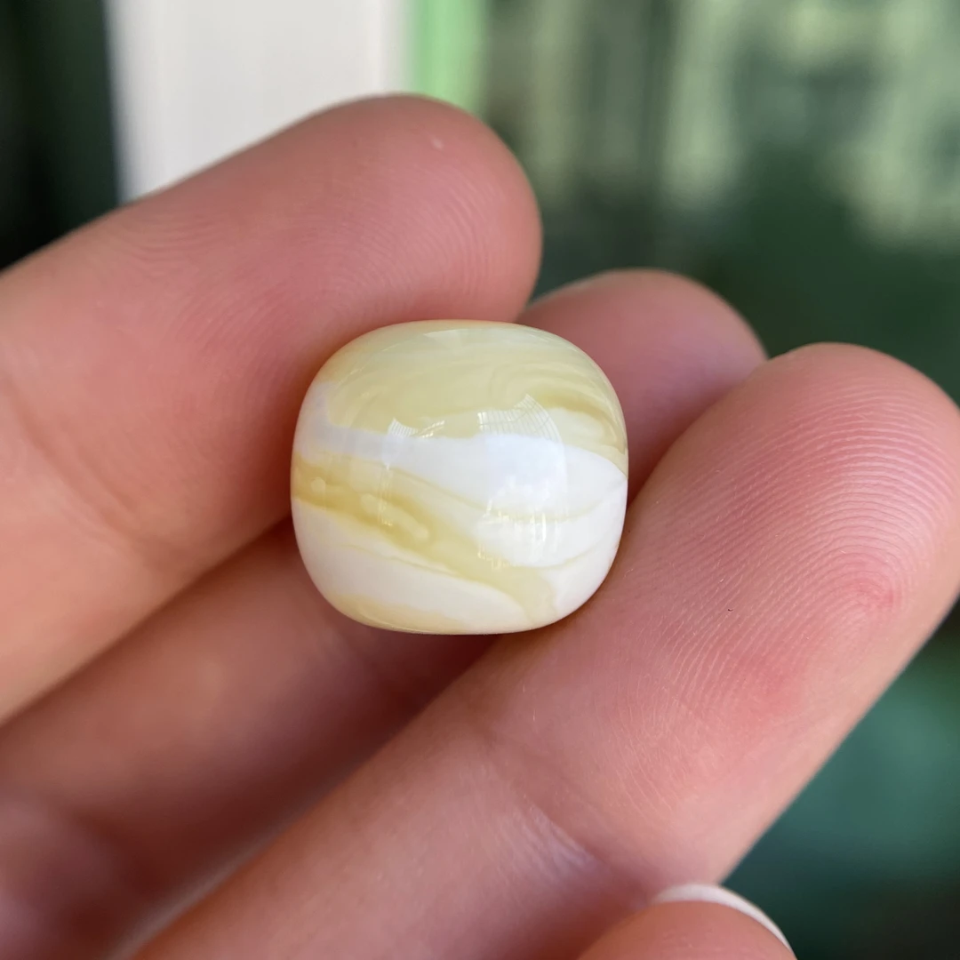 蜜蜡沁色白蜡老型配饰14.4×13.3mm，蜡质品质好