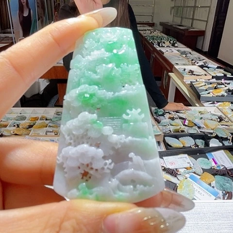 翡翠未镶嵌颈饰一个