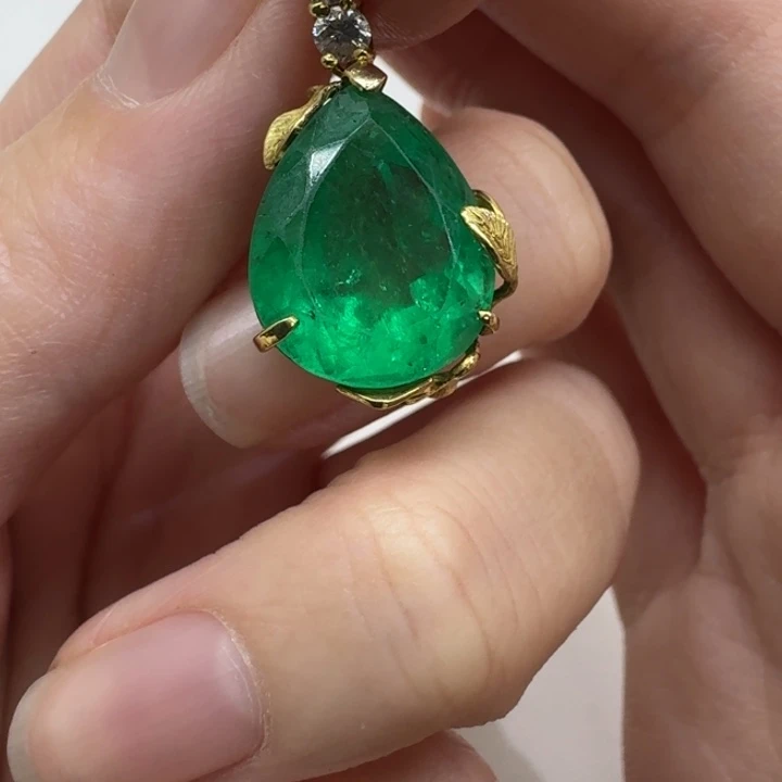 未镶嵌祖母绿颈饰