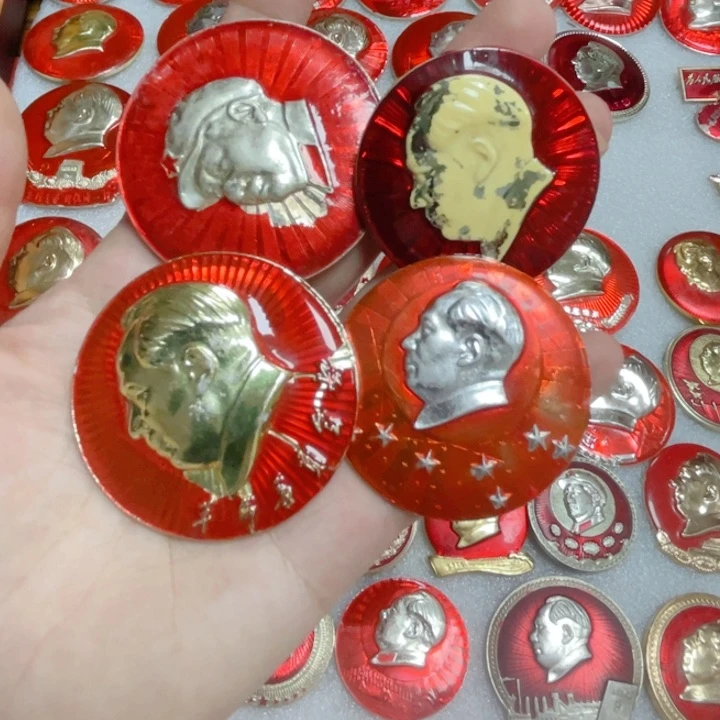 山****》毛爷爷像章。