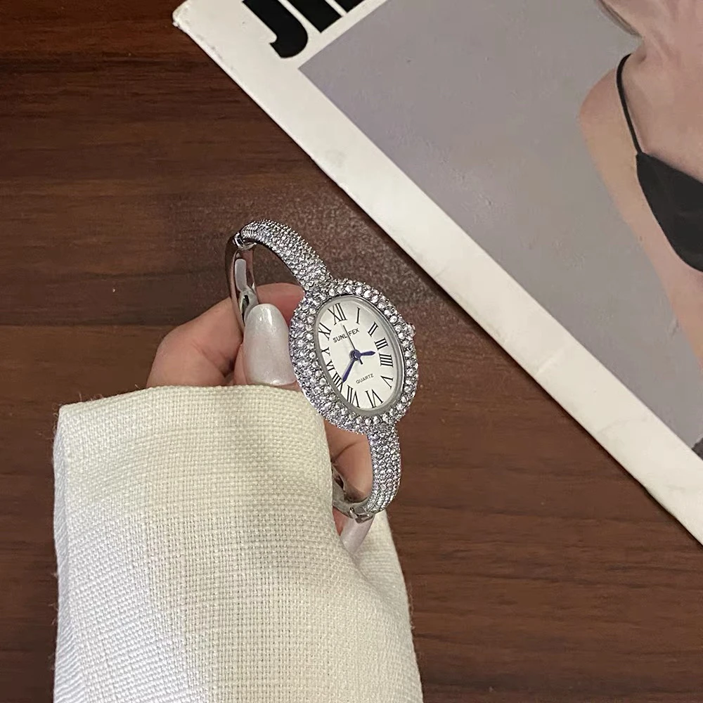网红爆闪鸽子蛋手镯手表女小众轻奢精致满天星显白时髦石英表